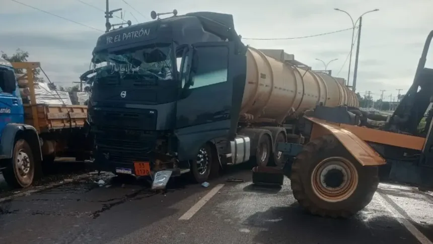 Acidente deixa caminhão atravessado e interdita a BR-060 em Acreúna 1 Acidente caminhão BR-060 interdição em Acreúna