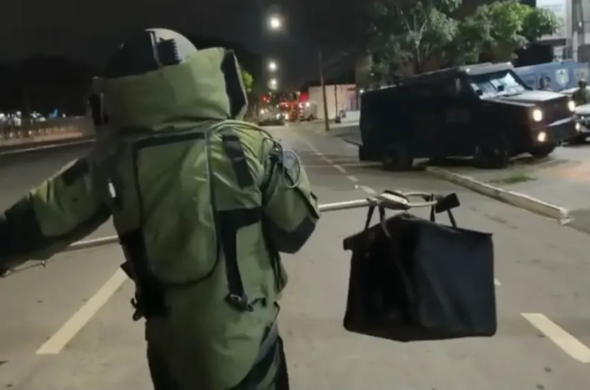 Com explosões e veículos incendiados, PM simula roubo a banco em Goiânia; assista 1 Simulação de roubo a banco com veículos incendiados em Goiânia