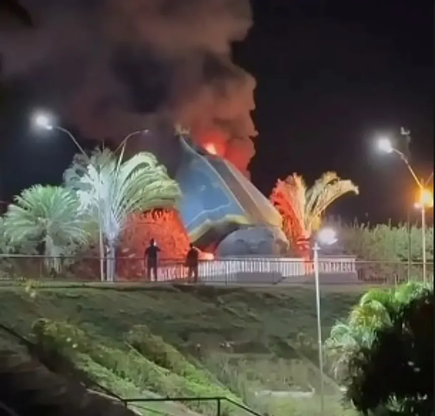 Incêndio em Nerópolis destrói imagem de Nossa Senhora Aparecida