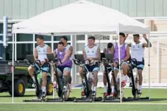 Messi treina com colete de reserva antes da semifinal