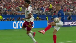 Gol de pênalti da Espanha contra a França na semifinal