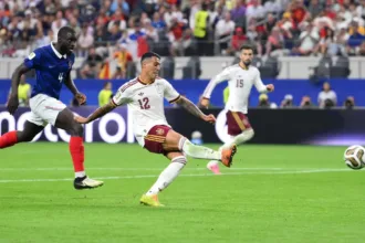 Pedro Porro marca gol pela Espanha contra a França