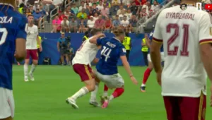 Rabiot da França comete faltas após cartão amarelo