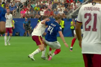 Rabiot da França comete faltas após cartão amarelo