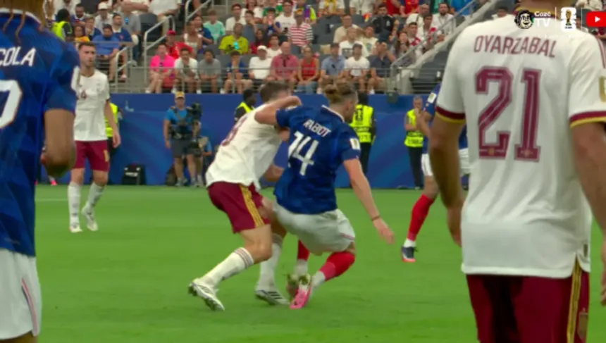 Rabiot da França comete faltas após cartão amarelo
