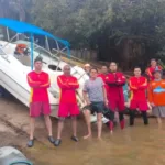 Lancha afundada sendo resgatada no Rio Araguaia