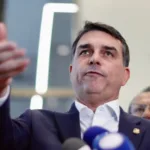 Flávio Bolsonaro proibido de visitar Jair Bolsonaro