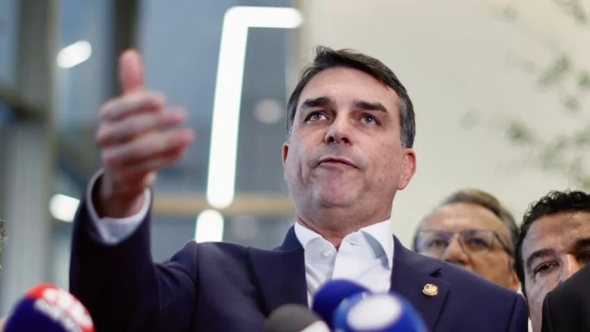 OAB pede que Moraes reconsidere veto às visitas de Flávio a Jair Bolsonaro - Poder360 1 Flávio Bolsonaro proibido de visitar Jair Bolsonaro