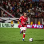 Ryan em ação pelo Vila Nova antes da cirurgia no joelho