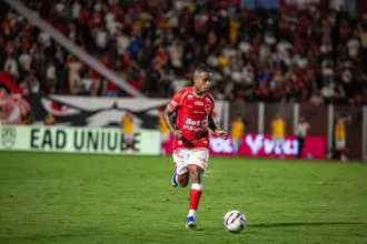 Ryan em ação pelo Vila Nova antes da cirurgia no joelho