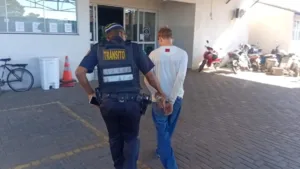 adolescente-e-apreendido-apos-empinar-moto,-fazer-zigue-zague-no-transito-e-resistir-a-abordagem-em-goiania