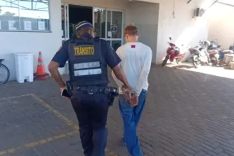 adolescente-e-apreendido-apos-empinar-moto,-fazer-zigue-zague-no-transito-e-resistir-a-abordagem-em-goiania