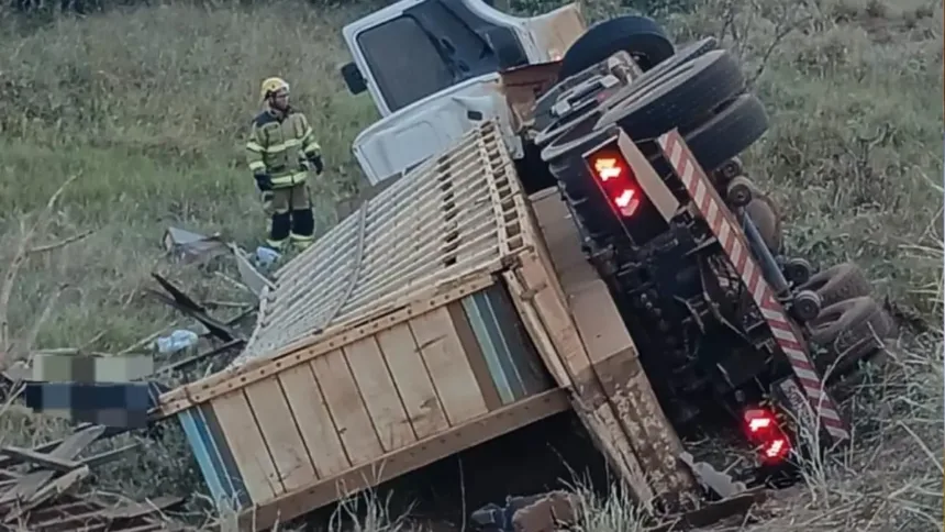 Acidente de caminhão em Jataí com motorista falecido
