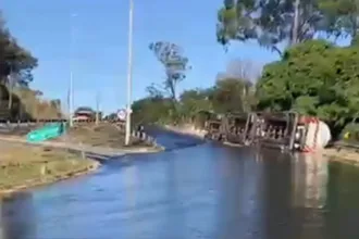 Acidente com caminhão de biodiesel no Rio Meia Ponte