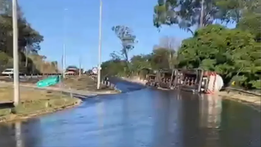 Acidente com caminhão de biodiesel no Rio Meia Ponte