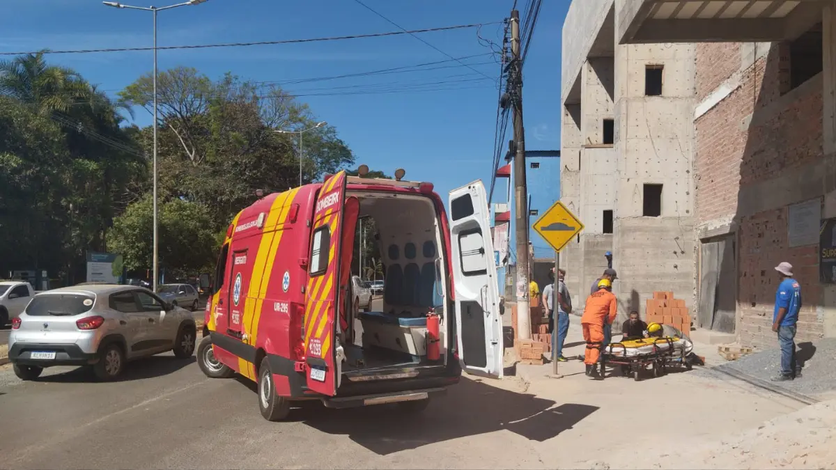 Servente de pedreiro cai de altura de 13 metros ao rebocar teto de prédio em Jataí
