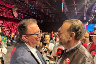 Luís César na convenção nacional do PT que oficializa Lula