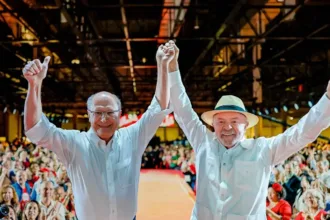 Lula anuncia candidatura à reeleição em evento do PT
