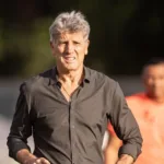Renato Gaúcho na praia abordado sobre treinar o Santos