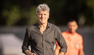 Renato Gaúcho na praia abordado sobre treinar o Santos