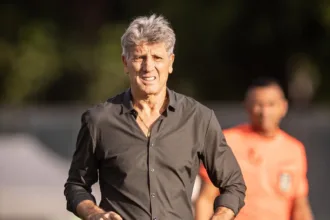Renato Gaúcho na praia abordado sobre treinar o Santos