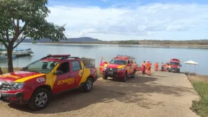 Passageiros aguardam conserto de ônibus quebrado em Goiás