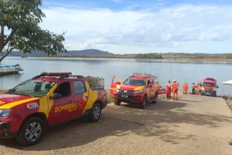 Passageiros aguardam conserto de ônibus quebrado em Goiás