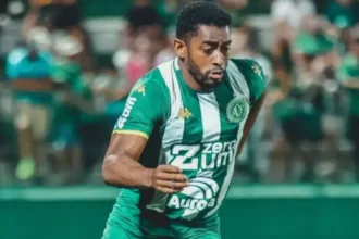 Marcos Vinícius, novo lateral do Goiás, em ação