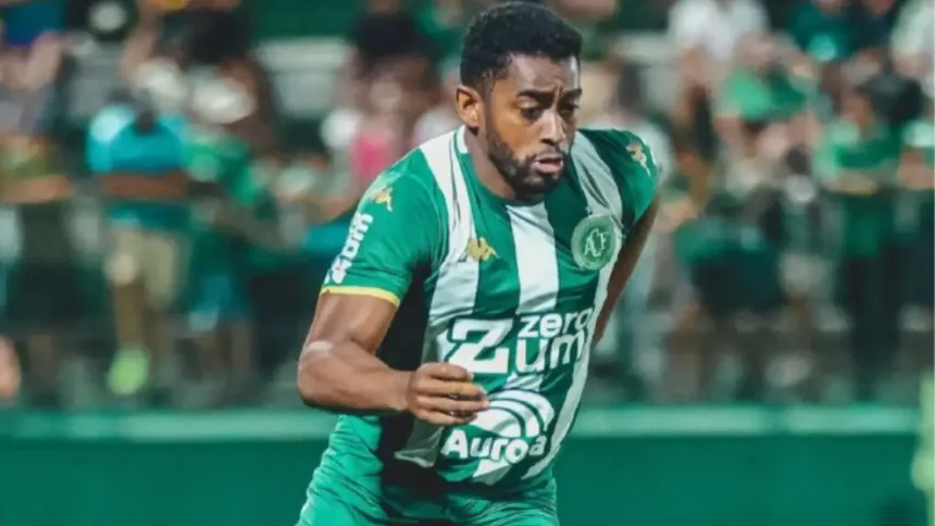 Marcos Vinícius, novo lateral do Goiás, em ação