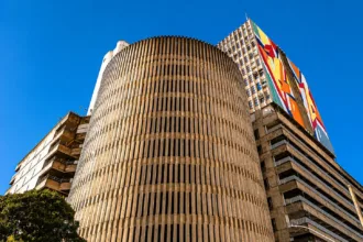 Parthenon Center Goiânia com estacionamento e torre comercial