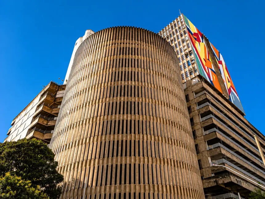 Parthenon Center Goiânia com estacionamento e torre comercial