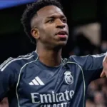 Endrick distribuindo chicletes de Ancelotti em vídeo viral