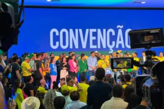 Convenção do PL Goiás com políticos no palco