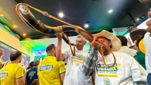 Líderes do PL Goiás na convenção ao som de berrante