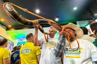 Líderes do PL Goiás na convenção ao som de berrante