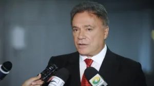 Álvaro Dias anuncia desistência do Senado no Paraná