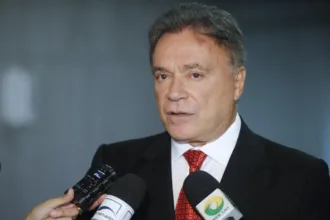Álvaro Dias anuncia desistência do Senado no Paraná