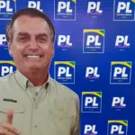 Cartaz de Bolsonaro em tamanho real na convenção do PL em Goiás
