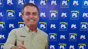 Cartaz de Bolsonaro em tamanho real na convenção do PL em Goiás