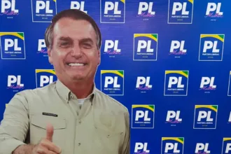 Cartaz de Bolsonaro em tamanho real na convenção do PL em Goiás