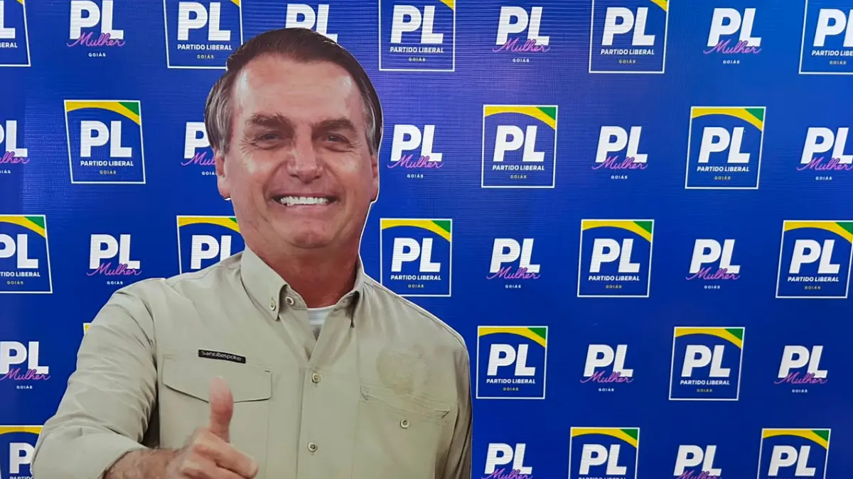 Convenção do PL em Goiás disponibiliza cartaz de Bolsonaro em tamanho real para fotos