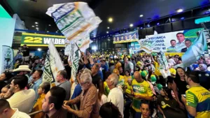 Convenção do PL em Goiás com bandeiras verde e amarelas