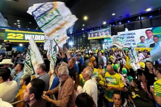 Convenção do PL em Goiás com bandeiras verde e amarelas