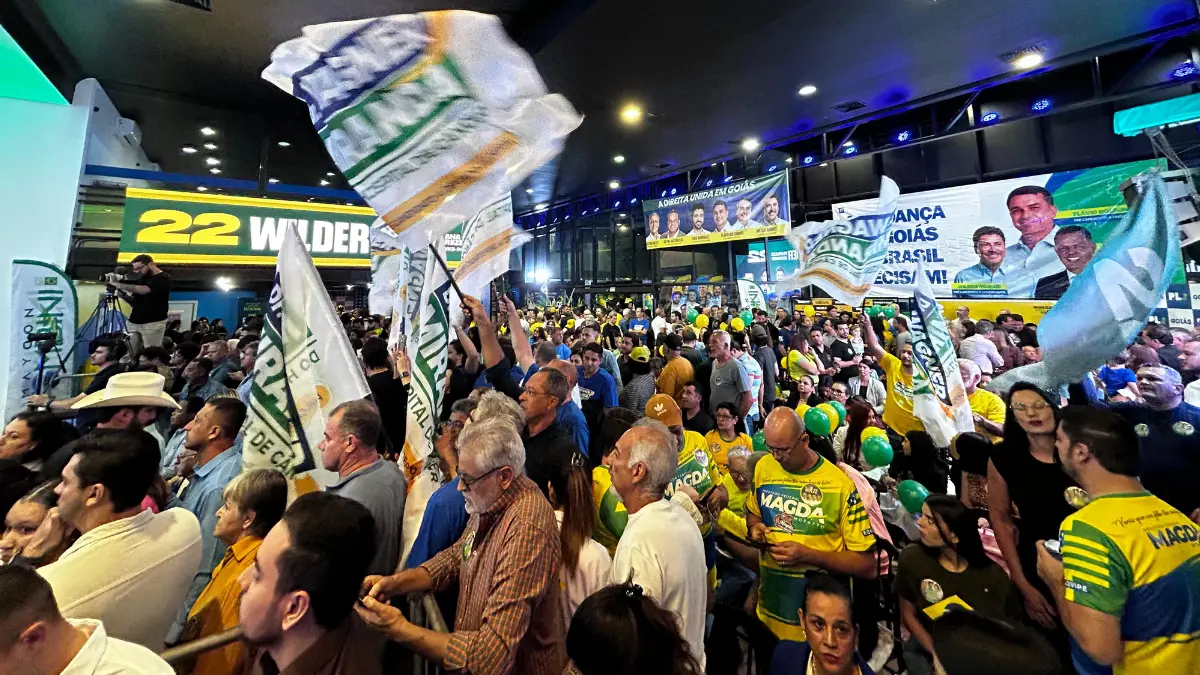 Buzina, bandeiras e balões verde e amarelos: clima é de festa na convenção do PL em Goiás