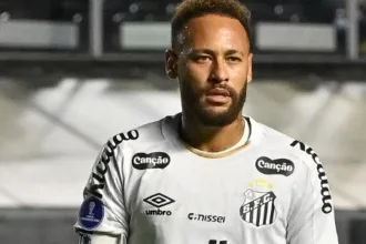 Neymar no Santos durante jogo contra o Remo