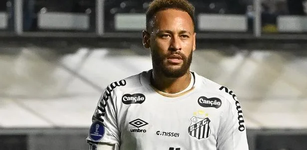 Neymar no Santos durante jogo contra o Remo