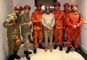 Gilberto Gil resgatado por bombeiros após susto em elevador
