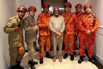 Gilberto Gil resgatado por bombeiros após susto em elevador