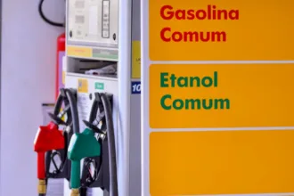 Veículo abastecendo com gasolina contendo etanol
