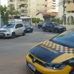 Carro estacionado em local proibido em Goiânia